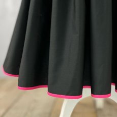 画像3: パイピングパウスカート(黒/濃いピンクのパイピング　無地）フラダンス衣装 (3)