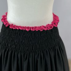 画像2: パイピングパウスカート(黒/濃いピンクのパイピング　無地）フラダンス衣装 (2)